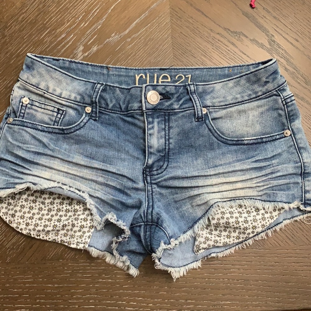 Rue21 blue wash distressed denim jean shorts 2.25” Size 3